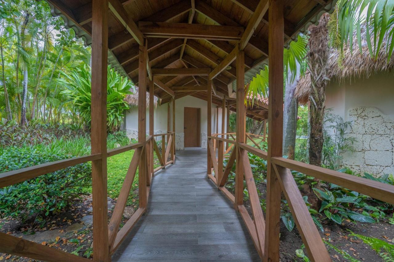 Caribe Deluxe Princess Πούντα Κάνα Εξωτερικό φωτογραφία A walkway at the resort