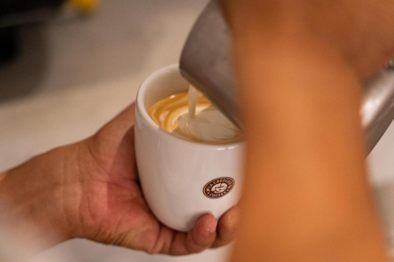 Caribe Deluxe Princess Πούντα Κάνα Εξωτερικό φωτογραφία A barista prepares a coffee drink.