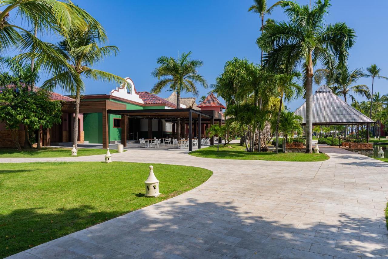 Caribe Deluxe Princess Πούντα Κάνα Εξωτερικό φωτογραφία The resort's grounds